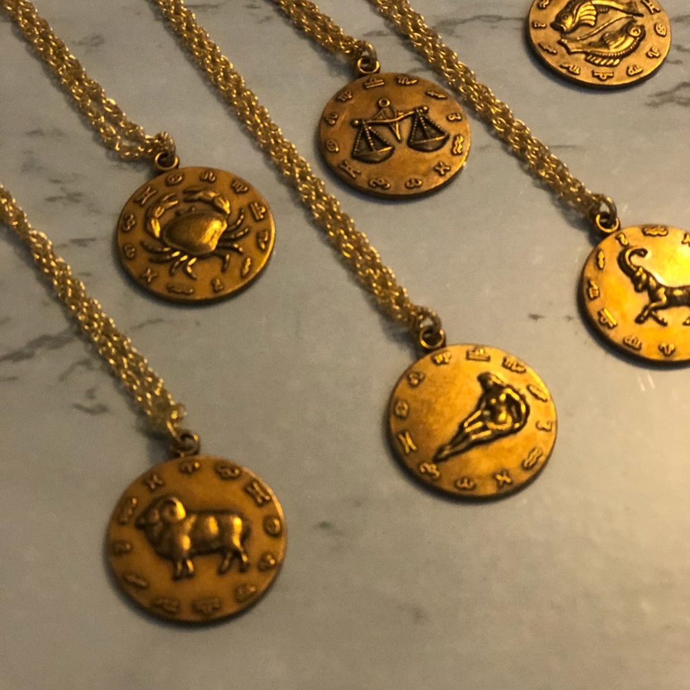 ✨3/$30✨Zodiac Pendant on chain